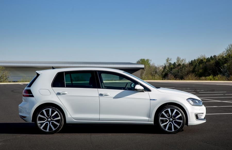  Volkswagen Golf GTE 2015 года  (UK) (фото 8 из 22)
